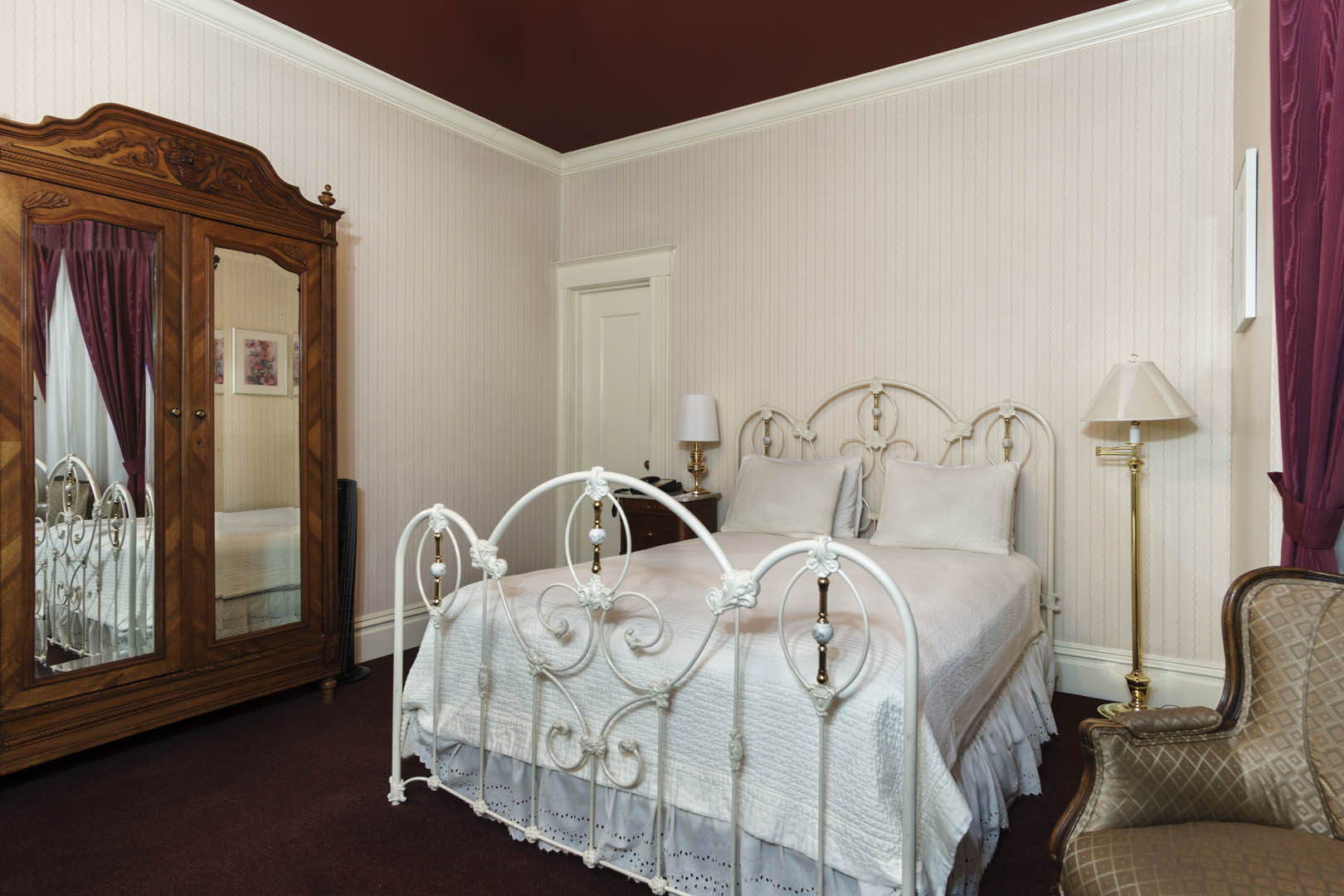 A vintage master bedroom at VRI's Nob Hill Inn in San Francisco, California.